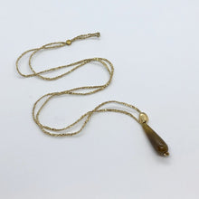 Charger l'image dans la galerie, Sautoir talisman bohème composé d'une perle de verre goutte smoky et d'une perle galet plaqué or sur fil d'or