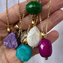 Charger l'image dans la galerie, Gros plan sur un ensemble de 6 sautoirs talismans bohèmes de formes et couleurs différentes .