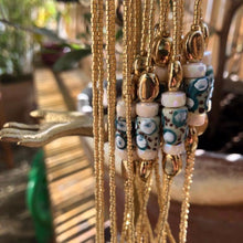 Charger l'image dans la galerie, série de bracelet Cocody, perle pâte de verre, perle crème facettée, perle galet plaqué or