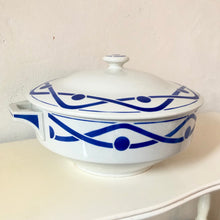 Charger l'image dans la galerie, soupière vintage blanche décor géométrique bleu