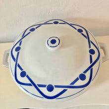 Charger l'image dans la galerie, soupière vintage blanche décor géométrique bleu