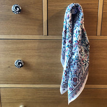 Charger l'image dans la galerie, petit carré de soie petites fleurs sur fond blanc accroché à un bouton de tiroir d'une commode en bois clair