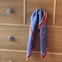 Charger l'image dans la galerie, petit carré de soie vichy bleu et liseret orange accroché à un bouton d'un tiroir d'une commode en bois naturel