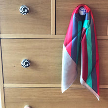 Charger l'image dans la galerie, petit carré de soie avec bandes beige et couleurs accroché à un bouton d'un tiroir d'une commode en bois naturel