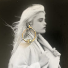 Charger l'image dans la galerie, montage photo décalé une femme blonde et une mini créole avec hématite octogonale argent