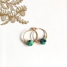 Charger l'image dans la galerie, paire de mini créoles en acier inoxydable et perle Rubis Zoisite