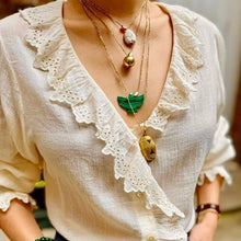 Charger l'image dans la galerie, Accumulation de 4 sautoirs talismans bohèmes sur jeune femme vêtue d'une blouse avec col volant piquet de coton