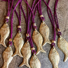 Charger l&#39;image dans la galerie, Pendentif africain forme poisson en laiton doré sur un lien de cuir bordeaux rose
