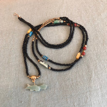 Charger l&#39;image dans la galerie, Sautoir en perles de rocaille noires, perles hématites dorées et petites perles semi précieuses colorées. Pendentif petit animal renard jade.
