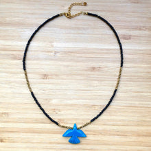 Charger l&#39;image dans la galerie, Collier avec pendentif aigle bleu et petite rocaille noire et petites perles en hématite 
