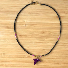 Charger l&#39;image dans la galerie, Collier avec pendentif oiseau violet et petite rocaille noire et petites perles en hématite 
