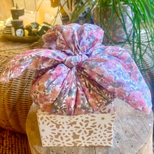 Charger l'image dans la galerie, Furoshiki parfumé à l'Ambre Somptueux dans son tissu Liberty N°37
