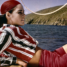 Charger l&#39;image dans la galerie, Modèle femme style année 60 bord de mer avec top rayé rouge blanc et noir et un short rouge, foulard rouge dans les cheveux
