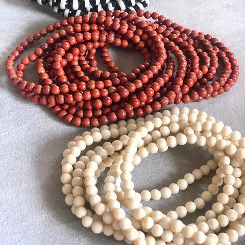 2 séries de bracelets en petites perles jaspe rouge et perles de rivière blanche