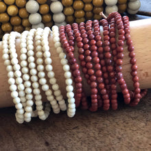Charger l&#39;image dans la galerie, 2 séries de bracelets en petites perles jaspe rouge et perles de rivière blanche
