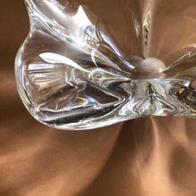 Charger l&#39;image dans la galerie, Détail cendrier ancien en verre transparent et de forme floral
