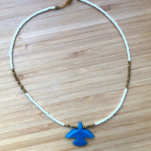 Charger l&#39;image dans la galerie, Collier ras du cou réglable avec des perles de rocaille blanche et hématites. Petit pendentif animal Aigle bleu
