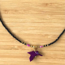 Charger l&#39;image dans la galerie, Gros plan pendentif oiseau violet et petites perles en hématite dorées et rocaille noire
