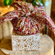 Charger l'image dans la galerie, Furoshiki parfumé à l'Ambre Somptueux dans son tissu Liberty N°30
