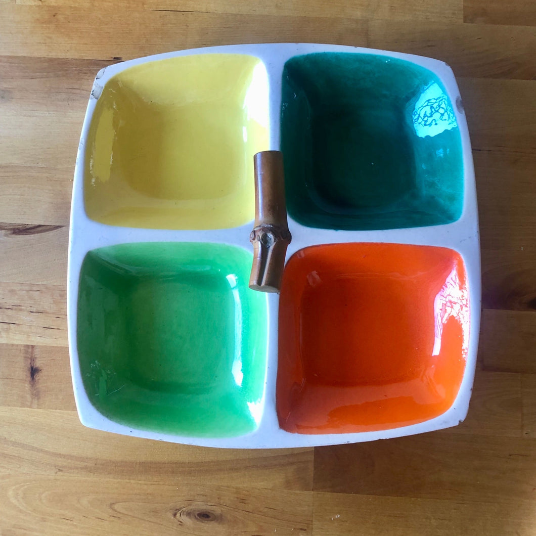 plateau  apéro carré vintage en céramique avec quatre compartiments couleurs, jaune, vert foncé, vert clair et orange et manche en bois