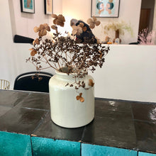 Charger l&#39;image dans la galerie, pot en grès avec bouquet de fleurs séchés naturelles sur un comptoir en zélig noir et vert
