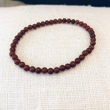Charger l&#39;image dans la galerie, Bracelet perle jaspe rouge sur coussin tissé blanc
