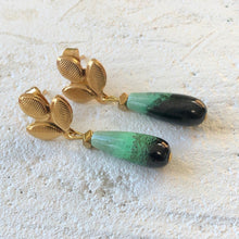 Charger l&#39;image dans la galerie, Gros plan sur une paire de boucles d&#39;oreille en Jadéite en forme de goutte avec attache 3 petites feuilles  en acier inoxydable doré.
