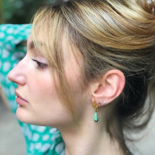 Charger l&#39;image dans la galerie, Gros plan jeune femme cheveux relevés sur boucle d&#39;oreille forme goutte en Jade Jadéite avec attache oreille 3 petites feuilles vertes dorées
