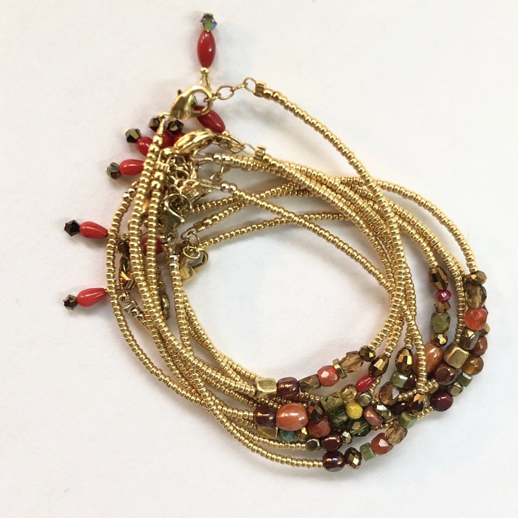 Plusieurs bracelets de perles miyuki or et d'un mélange de perles sur le thème de couleur ambre