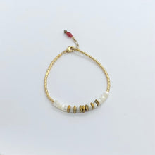 Charger l&#39;image dans la galerie, Bracelet Surfeur des Villes - Bracelet de perles miyuki or, nacre et hématites or.
