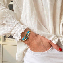 Charger l&#39;image dans la galerie, bracelets surfeur nacre blanche et turquoise avec chemise en gaze de coton blanc et jean blanc
