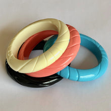 Charger l&#39;image dans la galerie, 4 bracelets joncs en résine style vintage, un noir, un crème , un corail et un turquoise
