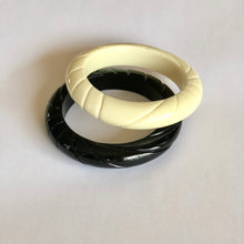 Charger l&#39;image dans la galerie, 2 bracelets jonc torsadés en résine style vintage, un noir et un crème
