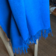 Charger l&#39;image dans la galerie, Etole unie turquoise 100% laine sur dossier de chaise
