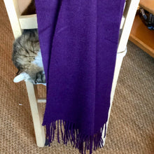 Charger l&#39;image dans la galerie, Etole unie violette 100% laine sur dossier de chaise
