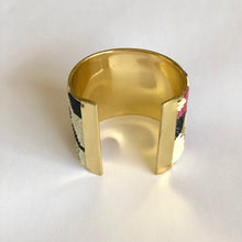 Charger l&#39;image dans la galerie, Bracelet manchette perlée motif couleurs et laiton doré
