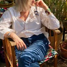 Charger l&#39;image dans la galerie, Bracelet manchette perlée motif couleurs et laiton doré portée par une femme blonde chemise blanche et jean

