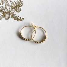Charger l&#39;image dans la galerie, Paire de mini créoles en acier inoxydable avec perles hématites facettées or
