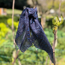 Charger l&#39;image dans la galerie, mini carré de soie à motifs bleu et noir noué sur branche nature

