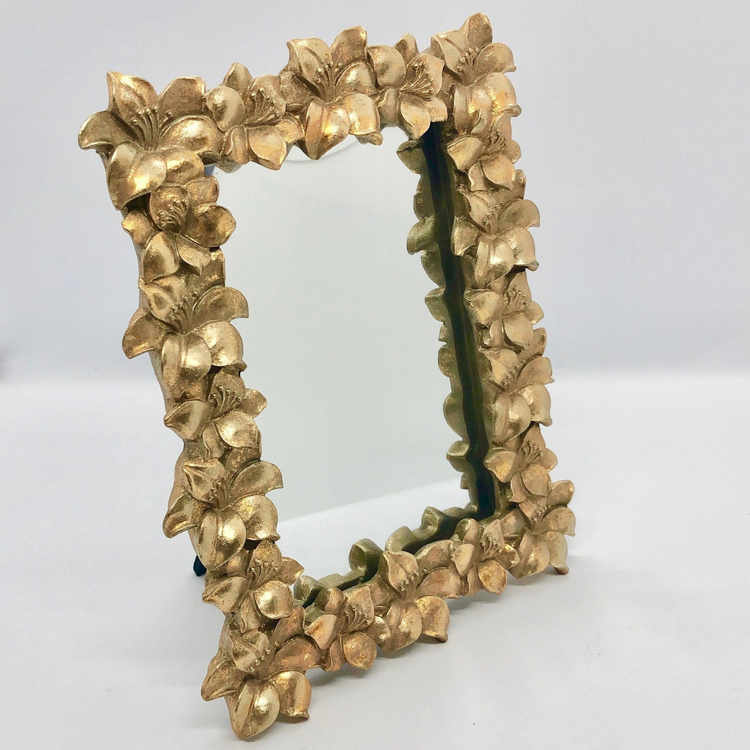 Miroir rococo rectangle en résine or motif floral à poser ou à suspendre.