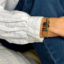 Charger l&#39;image dans la galerie, série de bracelets miyukis précieux or et bracelet surfeur , sur mannequin chemise blanche et jean
