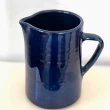 Charger l&#39;image dans la galerie, Vue de dessus d&#39;un gros pichet en céramique glaçure bleu marine
