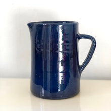 Charger l&#39;image dans la galerie, Gros pichet en poterie vernissée bleu marine
