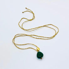Charger l&#39;image dans la galerie, Sautoir talisman bohème composé d&#39;une perle de verre chunky vert profond et d&#39;une perle galet plaqué or sur fil d&#39;or
