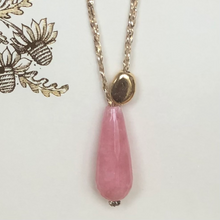 Charger l&#39;image dans la galerie, Perle de verre forme goutte rose sur fil d&#39;or et perle de galet plaquée or
