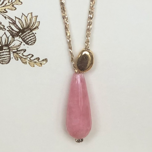 Perle de verre forme goutte rose sur fil d'or et perle de galet plaquée or