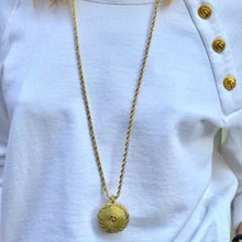 Charger l&#39;image dans la galerie, Gros plan sur long sautoir chaine torsadée or et gros pendentif africain  porté sur sweat coton blanc 3 boutons dorés sur le coté. Style hip hop ethnique chic
