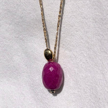 Charger l&#39;image dans la galerie, Sautoir talisman bohème composé d&#39;une perle agate facettée rose indien et d&#39;une perle galet plaqué or sur fil doré. Fond blanc.

