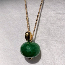 Charger l&#39;image dans la galerie, Sautoir talisman bohème composé d&#39;une perle agate facettée vert intense et d&#39;une perle galet plaqué or sur fil doré. Fond blanc.
