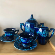 Charger l&#39;image dans la galerie, Service 2 tasses et soucoupes, sucrier, et pichet de lait en céramique bleu dur et décor lave turquoise
